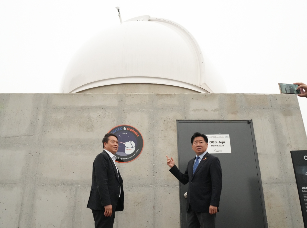 아시아 최대 민간위성 지상국 단지인 ASP개관을 하루 앞둔 1일 오영훈(오른쪽) 제주지사가 이성희 컨텍 대표이사와 함께 현장을 찾아 시설을 둘러보고 있다. 제주도 제공