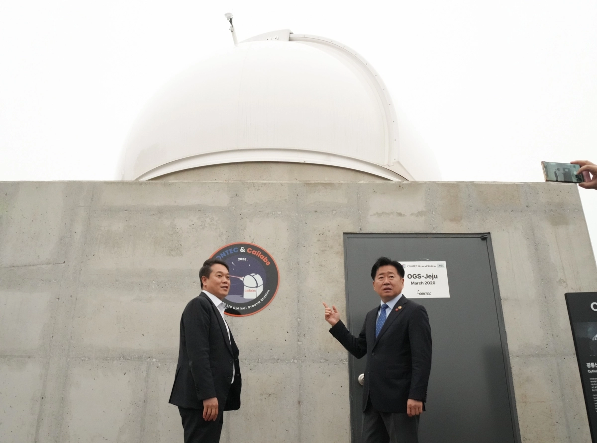 아시아 최대 민간위성 지상국 단지인 ASP개관을 하루 앞둔 1일 오영훈(오른쪽) 제주지사가 이성희 컨텍 대표이사와 함께 현장을 찾아 시설을 둘러보고 있다. 제주도 제공