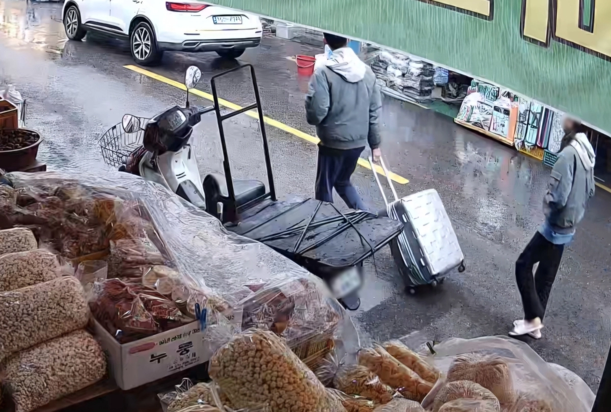 캐리어 끌고 가는 피의자들…CCTV 영상에 포착