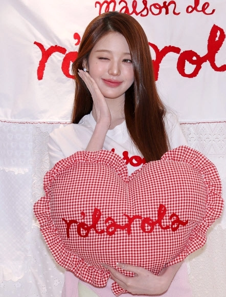 하트 쿠션 안고 포즈 취하는 장원영