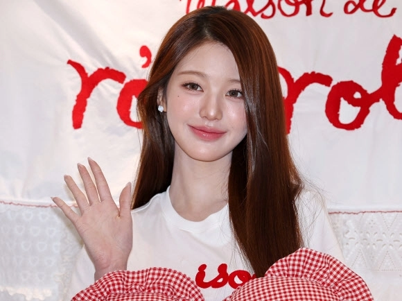 손 흔드는 장원영