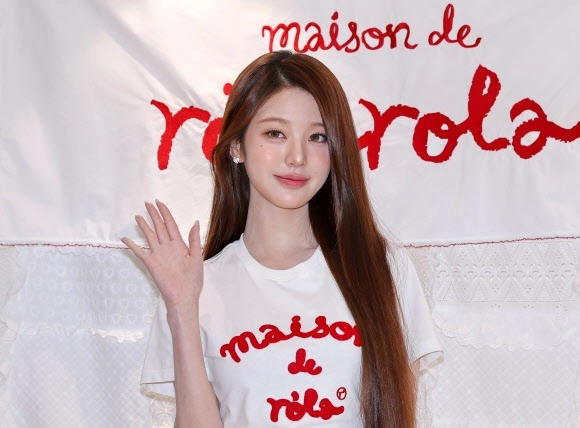 손 흔드는 장원영