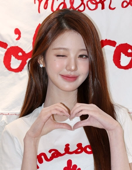 윙크하며 하트 만드는 장원영