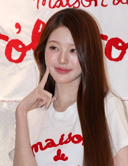 장원영 ‘볼 콕’
