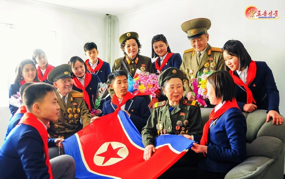 북한 노동당 기관지 노동신문은 1일 “국기에 대한 우리 인민의 사랑은 더욱 열렬해지고 있다”고 전했다.<br>평양 노동신문 뉴스1