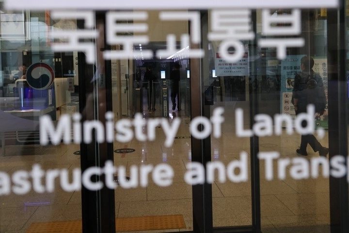 권창영 2차 종합특별검사팀은 1일 ‘양평고속도로 노선 변경 특혜 의혹’과 관련해 국가 전산 자료 등이 저장된 국가정보자원관리원(국정자원)과 국토교통부에 대한 강제수사에 나섰다. 사진은 이날 오후 정부세종청사 국토교통부 입구. 2026.4.1  연합뉴스