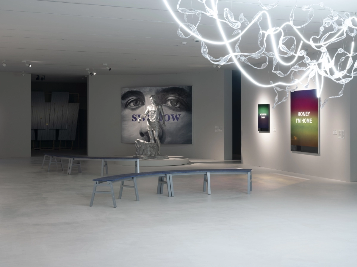 ‘도심 속 열린 미술관’을 표방하는 서울 종로구 세화미술관이 기획전 2건을 동시에 선보인다. ‘투명한 손, 움직이는 색’ 전시 전경. 중앙에 이원우 작가의 ‘상냥한 왕자’ 조각이 놓여 있다. 세화미술관 제공