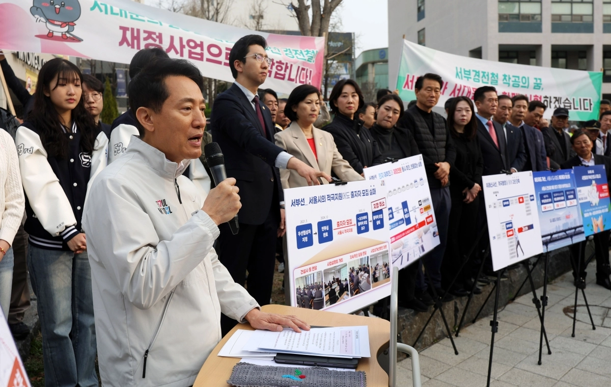 오세훈(왼쪽) 서울시장이 1일 서대문구 남가좌동 명지대 정문 앞을 방문해 서부선 추진 현황을 발표하고 있다. 뉴시스