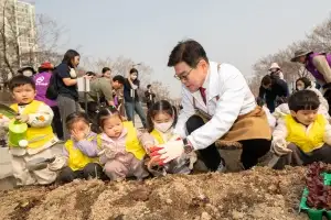 냇가에서 상추 키우는 재미… 동대문의 봄, 꽃밭보다 텃밭[현장 행정]