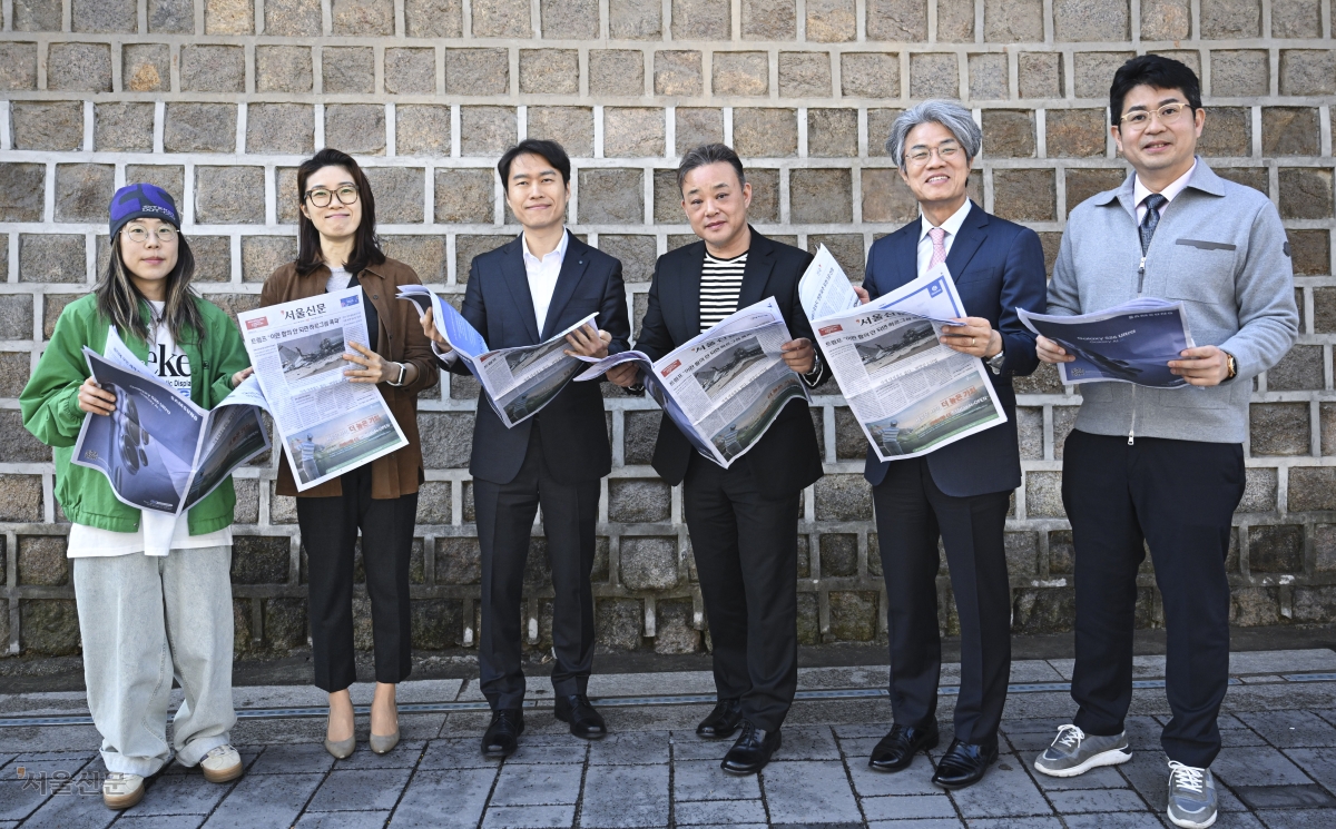 서울신문 독자권익위원회 위원들이 지난달 31일 서울 중구 덕수궁 돌담길에서 서울신문을 들고 기념 촬영을 하고 있다. 왼쪽부터 이상은(고려대 미디어학과 석사과정·교사) 위원, 차윤주(연세드림세무회계 대표·세무사) 위원, 이명행(SK하이닉스 PR기획팀장·변호사) 위원, 박경환(서울시 재무국장) 위원, 김춘식(한국외대 미디어커뮤니케이션학부 교수) 위원장, 홍정석(법무법인 화우 GRC그룹장·파트너 변호사) 위원. 이지훈 기자