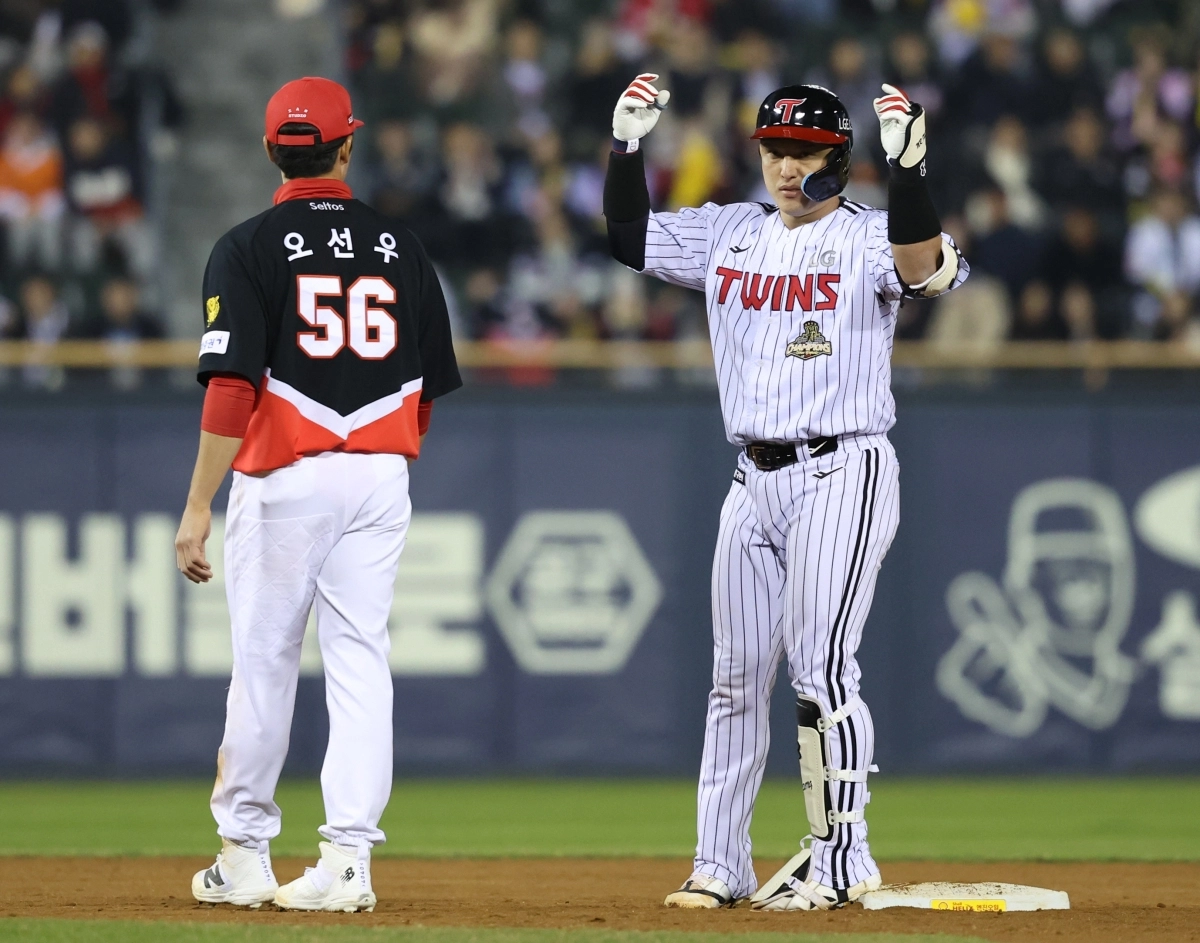 LG 트윈스 박동원이 1일 서울 잠실구장에서 열린 2026 프로야구 KIA 타이거즈와의 안방 경기에서 8회말 2타점 2루타를 때린 뒤 세리머니를 하고 있다. 뉴시스
