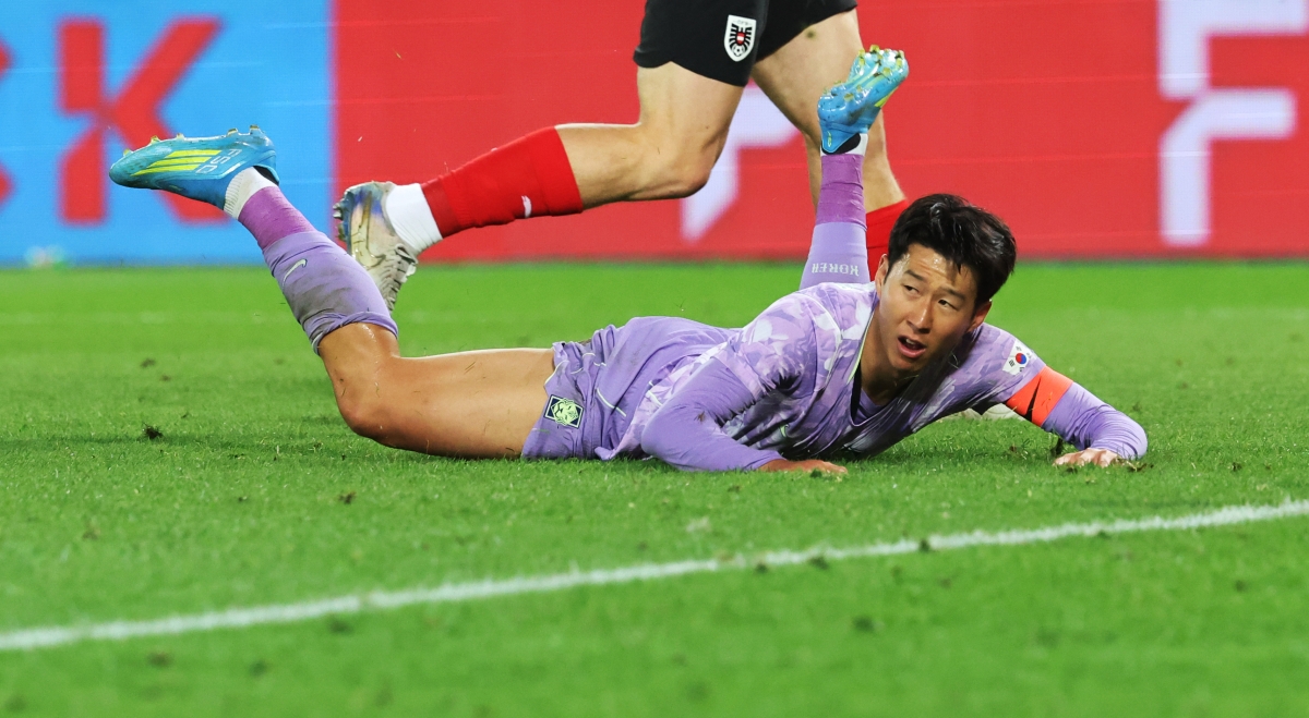 한국 국가대표 축구대표팀의 주장 손흥민이 1일(한국시간) 오스트리아 빈 에른스트 하펠 스타디움에서 열린 오스트리아와의 평가전에서 득점에 실패하자 그라운드에 쓰러진 채 아쉬워하고 있다. 대표팀은 오스트리아에 0-1로 패했다. 빈 연합뉴스