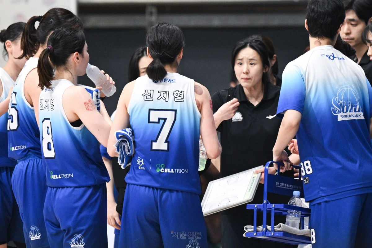 최윤아(오른쪽 두 번째) 인천 신한은행 감독이 1일 인천 도원체육관에서 열린 2025~26 여자프로농구 정규리그 마지막 경기 부천 하나은행과의 맞대결에서 선수들에게 작전을 지시하고 있다. 2026.4.1 WKBL 제공