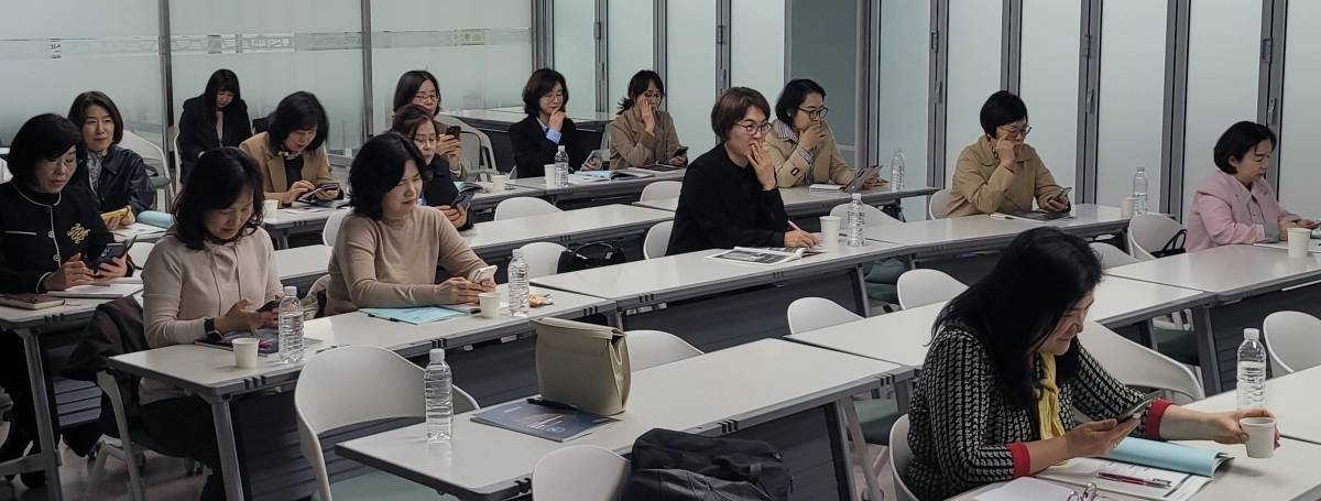 1일 전남 나주 동신대학교에서 열린 ‘제3기 여성 리더십 최고위과정’에서 김상욱 국립아시아문화전당(ACC) 전당장이 원우들을 대상으로 특별강연을 진행하고 있다.