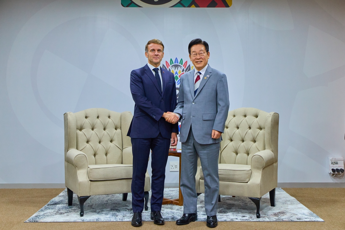 한-프 정상회담, 악수하는 이재명 대통령과 마크롱 대통령