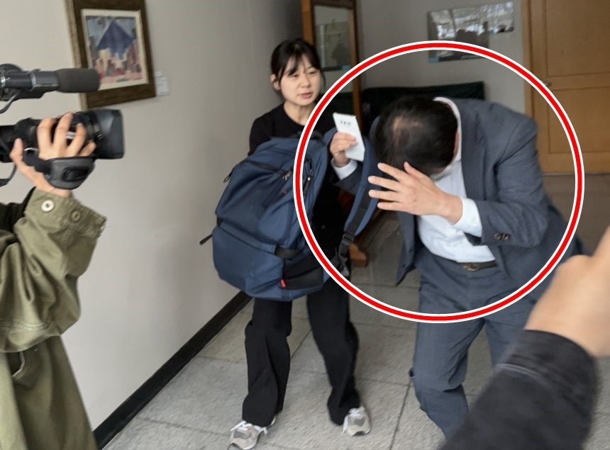 부서 회식이 열린 식당 공용화장실에 불법 카메라를 설치한 혐의를 받은 충북교육청 장학관 A씨가 1일 영장실질심사를 위해 청주지법에 들어서고 있다. 자료 : 연합뉴스