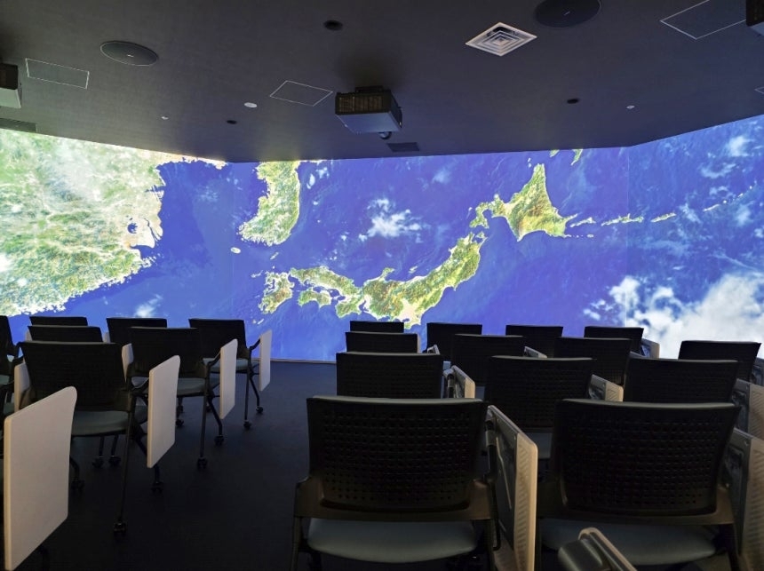 日本政府が東京の ‘領土主権展示館’ 迎えた方に ‘教育官’を拡充して独島領有権減らず口主張を広げている. 写真は昨年末新しくオープンした 3面の超大型スクリーンを通じる映像教育官内部姿. 徐敬徳聖信女子大学校教授 SNS キャプチャ