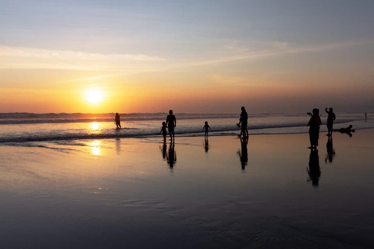 관광객들이 인도네시아 발리 스미냑 비치에서 일몰을 즐기고 있다. 123RF