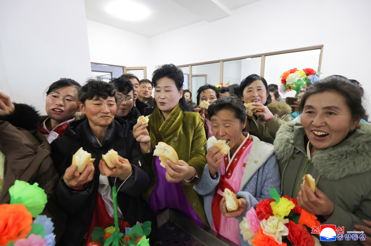 김정은 북한 국무위원장이 지난해 12월 18일 진행된 황해남도 장연군 지방공업공장 준공식에 참석해 준공 테이프를 끊고 공장 내부 시설을 둘러봤다고 조선중앙통신이 19일 보도했다.  연합뉴스
