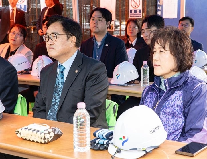 현장에서 설명 듣고 있는 우원식 국회의장과 봉양순 서울시의원