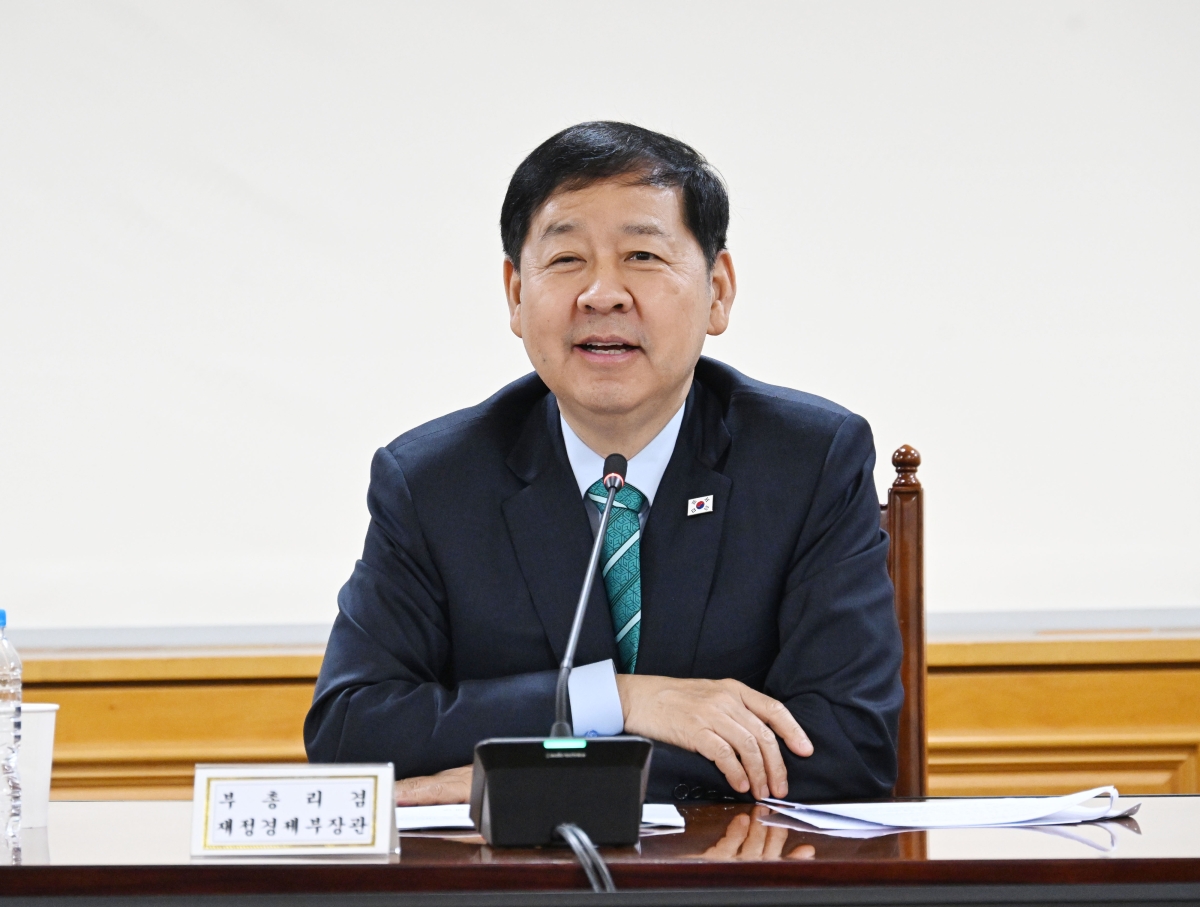 구윤철 부총리, 시장상황점검회의 주재     (서울=연합뉴스) 구윤철 부총리 겸 재정경제부 장관이 2일 서울 중구 은행연합회에서 열린 시장상황점검회의를 주재하고 있다. 2026.4.2 [재정경제부 제공. 재판매 및 DB 금지]     photo@yna.co.kr