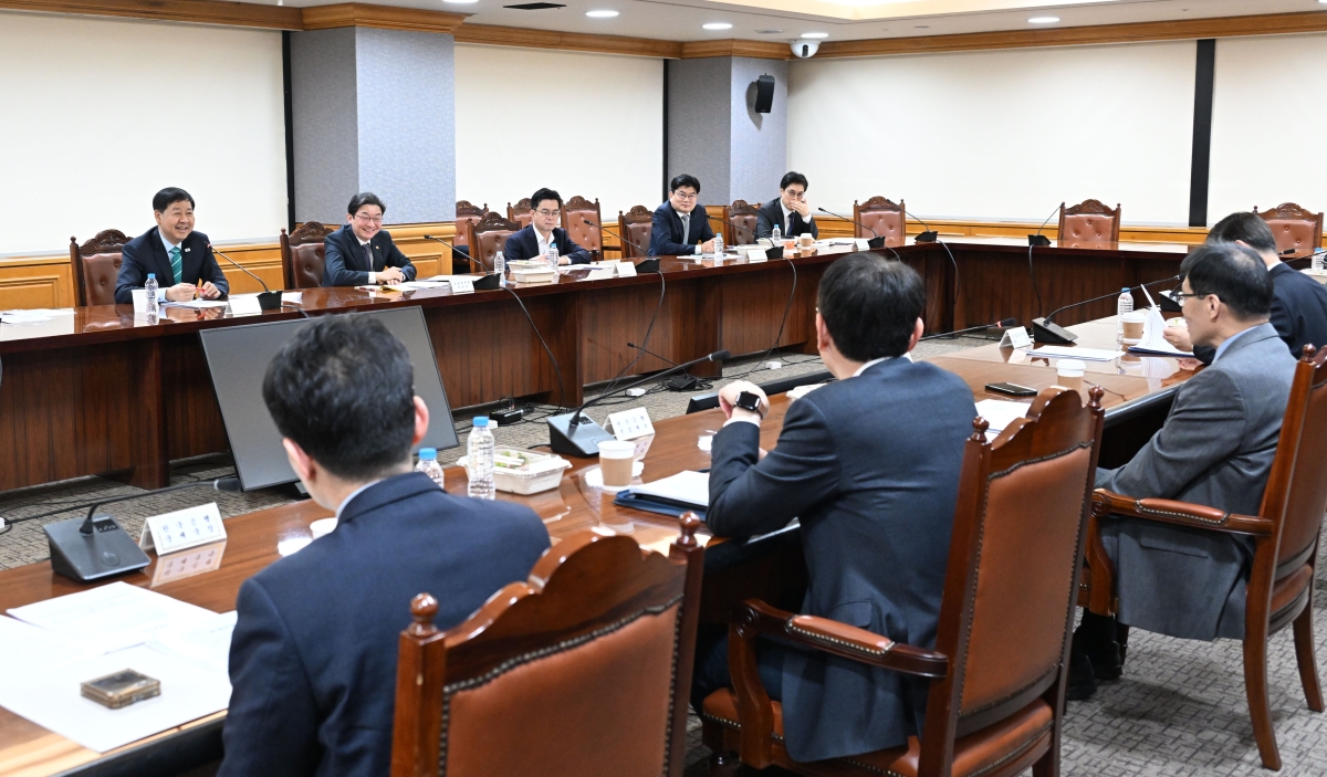 구윤철 부총리, 시장상황점검회의 주재     (서울=연합뉴스) 구윤철 부총리 겸 재정경제부 장관이 2일 서울 중구 은행연합회에서 열린 시장상황점검회의를 주재하고 있다. 2026.4.2 [재정경제부 제공. 재판매 및 DB 금지]     photo@yna.co.kr