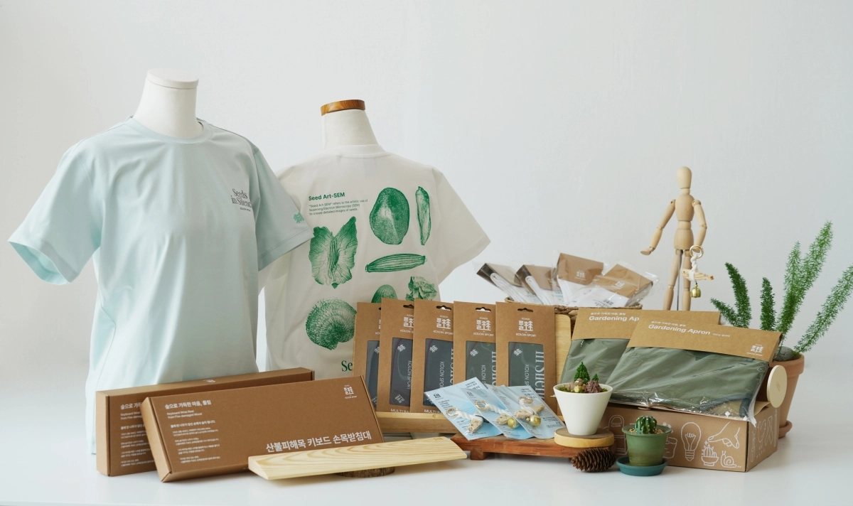 한국수목원정원관리원이 가든샵 브랜드 ‘풀림’을 통해 아웃도어 브랜드와 협업한 상품 8종을 선보인다. 한수정 제공