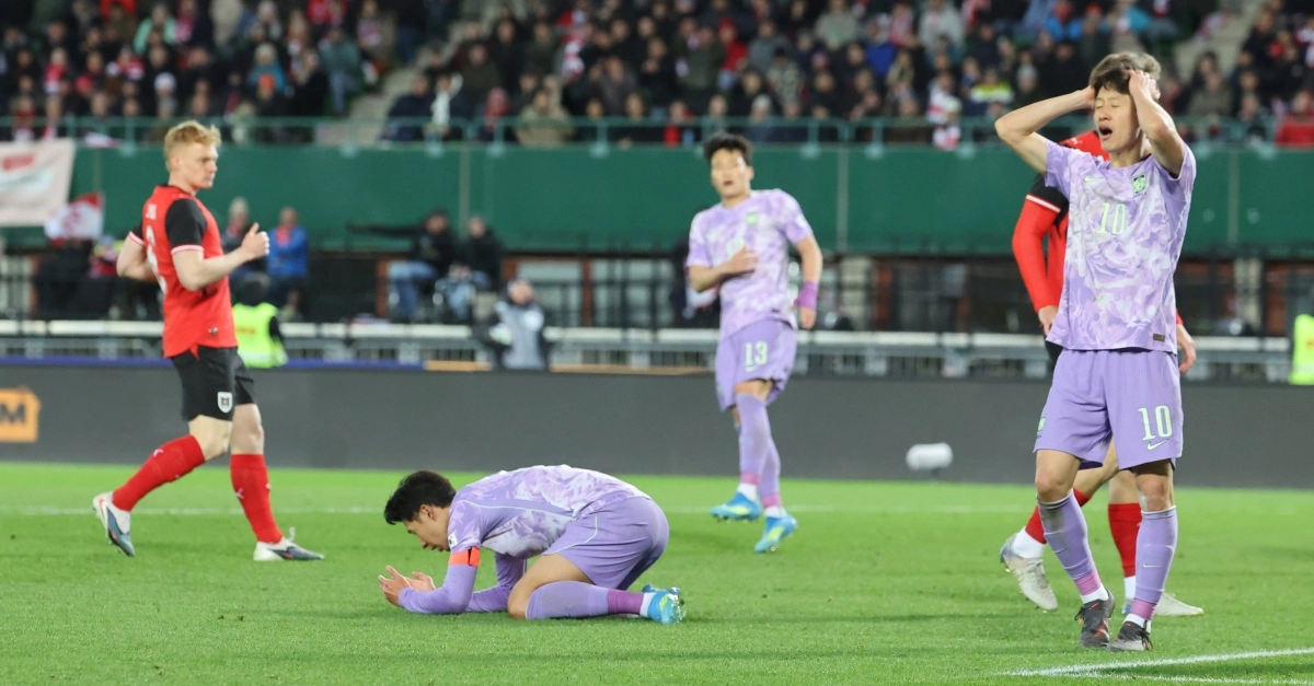 득점실패 아쉬워 하는 손흥민, 이재성