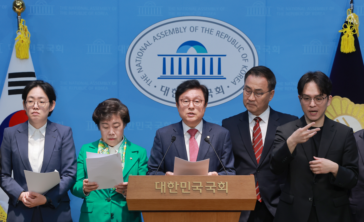 국회 예산결산특별위원회 야당 간사인 국민의힘 박형수 의원 등 국민의힘 예결위원들이 2일 국회 소통관에서 2026년도 제1회 추가경정예산안과 관련해 입장을 밝히고 있다. 연합뉴스