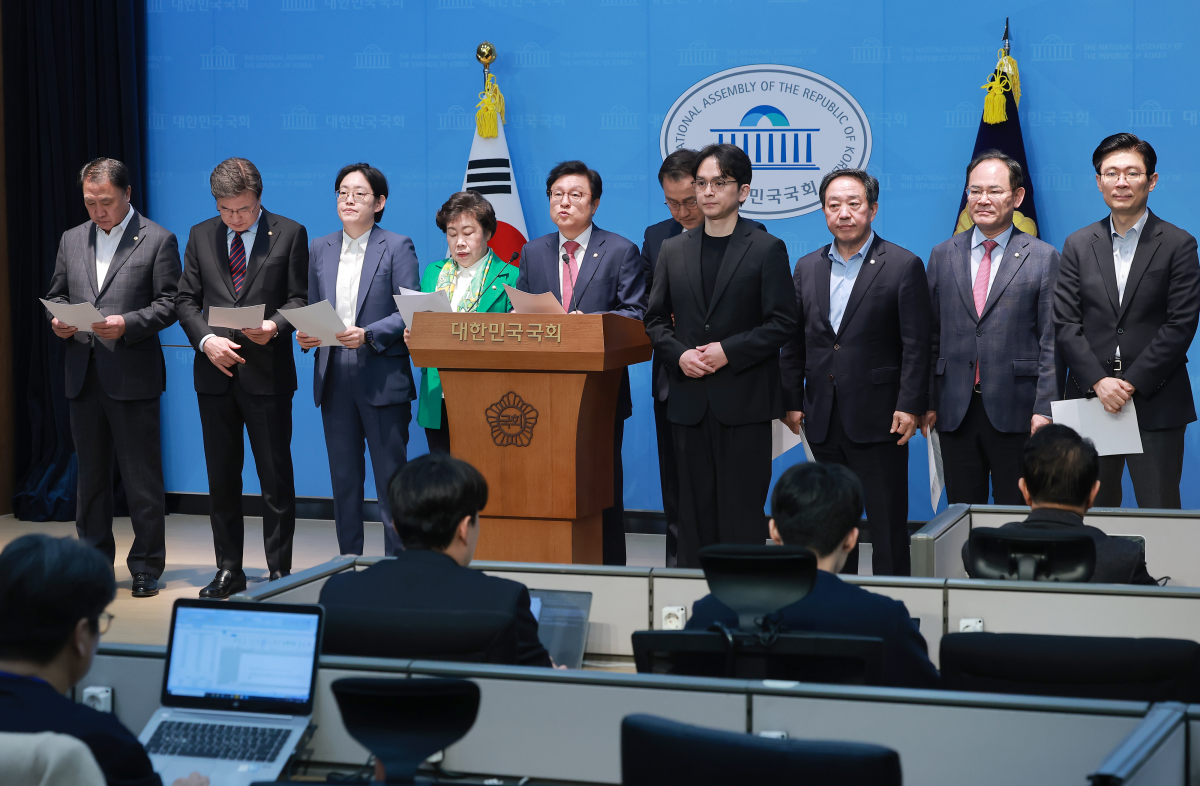 국회 예산결산특별위원회 야당 간사인 국민의힘 박형수 의원 등 국민의힘 예결위원들이 2일 국회 소통관에서 2026년도 제1회 추가경정예산안과 관련해 입장을 밝히고 있다. 연합뉴스