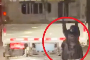 thumbnail - “불륜 잡자” 달리는 남편 차에 매달린 아내…목숨 건 미행 결말은?