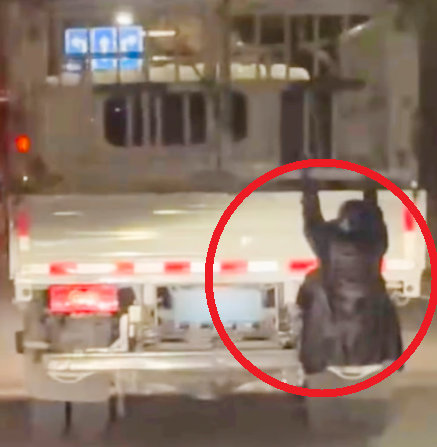 중국의 한 여성이 남편의 외도를 의심해 달리는 트럭 뒤편에 매달려 스토킹을 한 일이 일어났다. SCMP 캡처