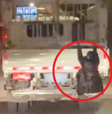 중국의 한 여성이 남편의 외도를 의심해 달리는 트럭 뒤편에 매달려 스토킹을 한 일이 일어났다. SCMP 캡처