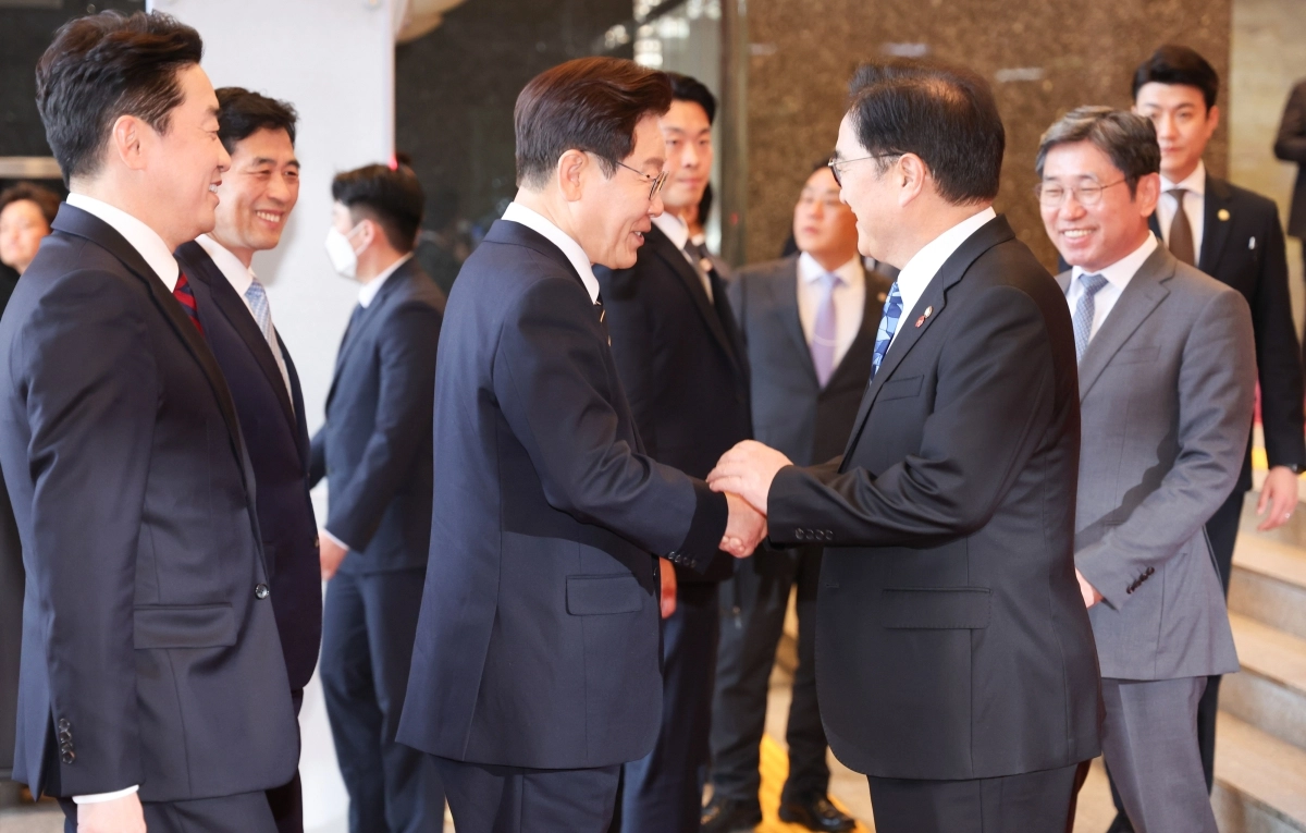 이재명 대통령이 2일 추가경정예산안 시정연설을 위해 도착한 국회에서 영접 나온 우원식 국회의장과 인사하고 있다. 2026.4.2 연합뉴스