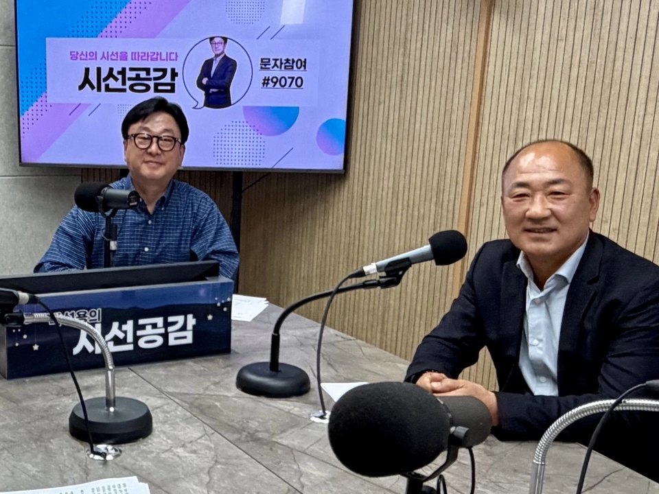 이영희 의원이 1일 경인방송 FM 90.7MHz ‘박성용의 시선공감’ 스튜디오에서 방송 출연을 마친 뒤 진행자와 함께 기념 촬영을 하고 있다.(사진=경기도의회)