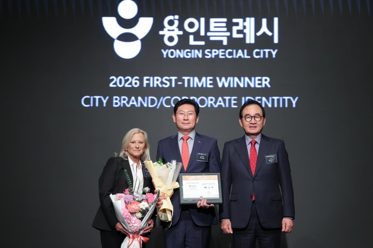 이상일 용인시장이 2일 ‘2026 뉴욕페스티벌 대한민국-국가브랜드 대상’에서 반도체산업 선도 도시 부문 등 2관왕을 차지한 뒤 관계자들과 기념 촬영을 하고 있다. (용인시 제공)