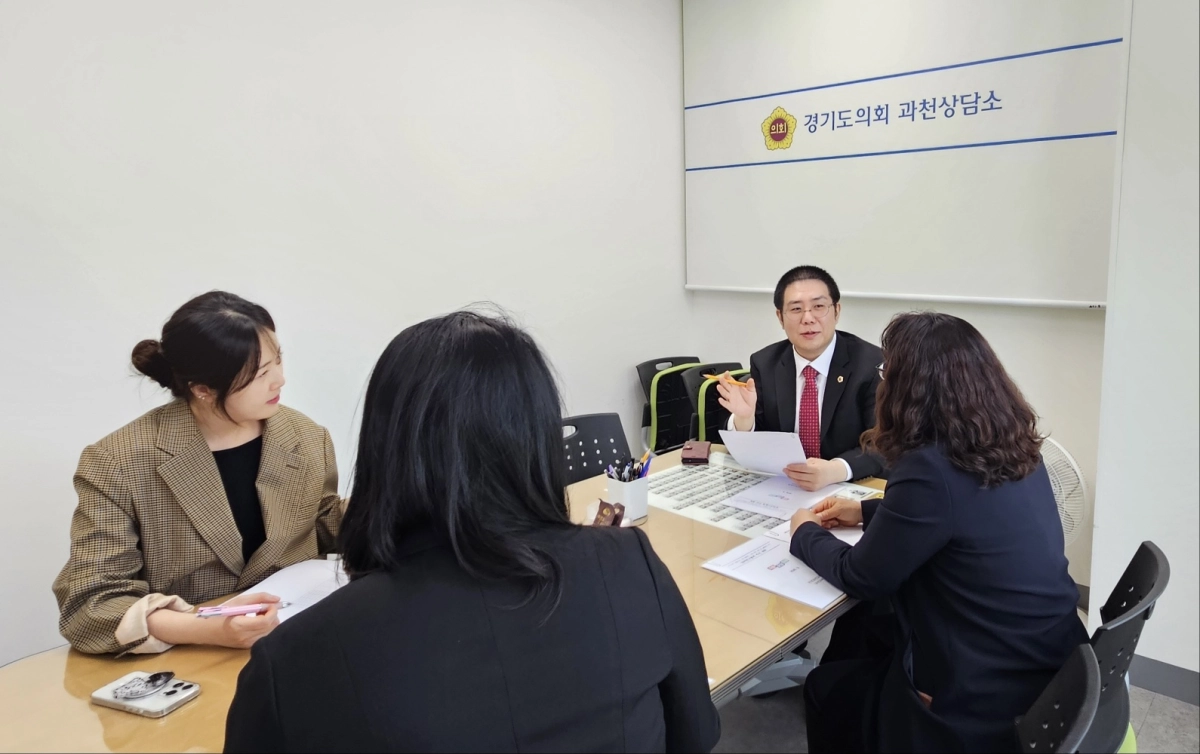 김현석 의원이 지난 1일 경기도의회 과천상담소에서 안양과천교육지원청 과천센터 관계자들과 갈현동 S11 포레하임 아파트 입주에 따른 학생 배치 상황을 점검하고 있다.(사진=경기도의회)