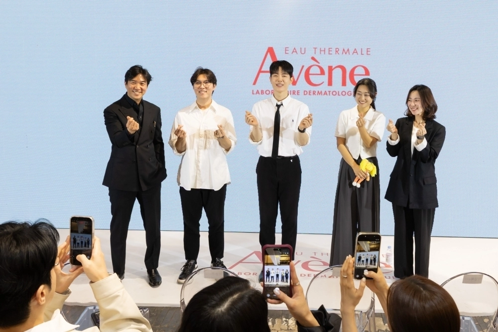 아벤느 시카-더마 포럼, (왼쪽부터) 조승연 작가, WIM(윔) 의원 우창윤 대표원장, 디아더 피부과 이승주 대표원장, 아벤느 하이드로테라피센터에서 치료를 받았던 환아 이예람 어머니 주영미, 박사랑 어머니 김은지