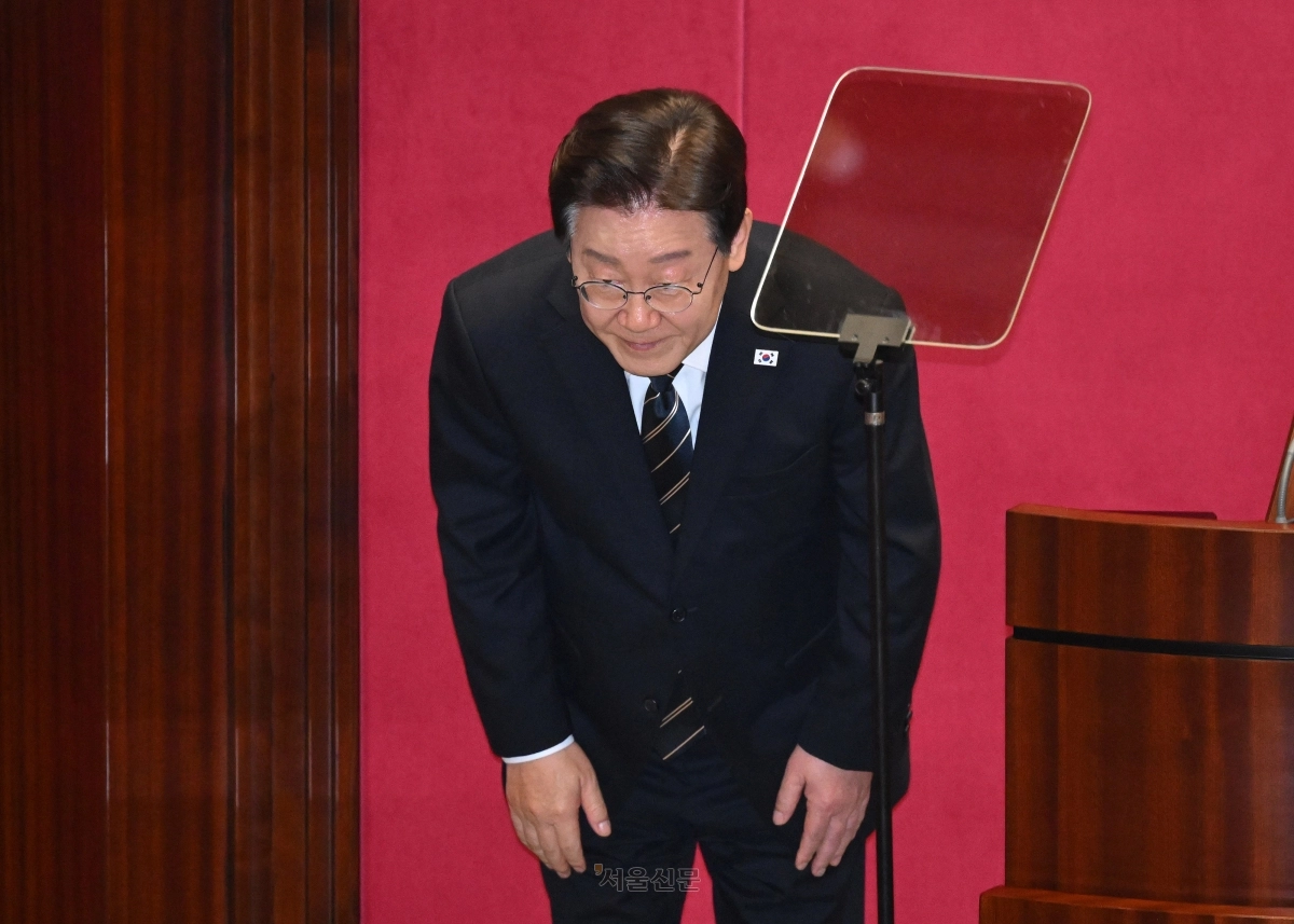 이재명 대통령이 2일 서울 여의도 국회 본회의장에서 중동 사태 대응 등을 위한 추가경정예산안에 대한 시정연설을 하기 전 인사하고 있다. 2026.4.2 안주영 전문기자