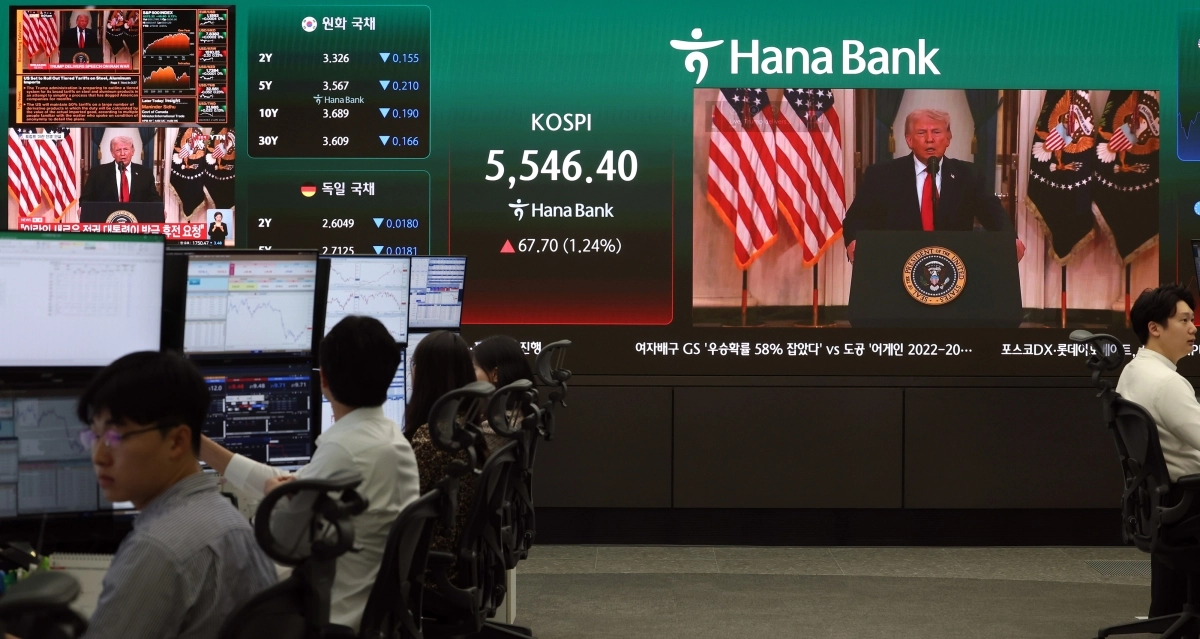 2일 오전 서울 중구 하나은행 딜링룸. 2026.04.02. 뉴시스