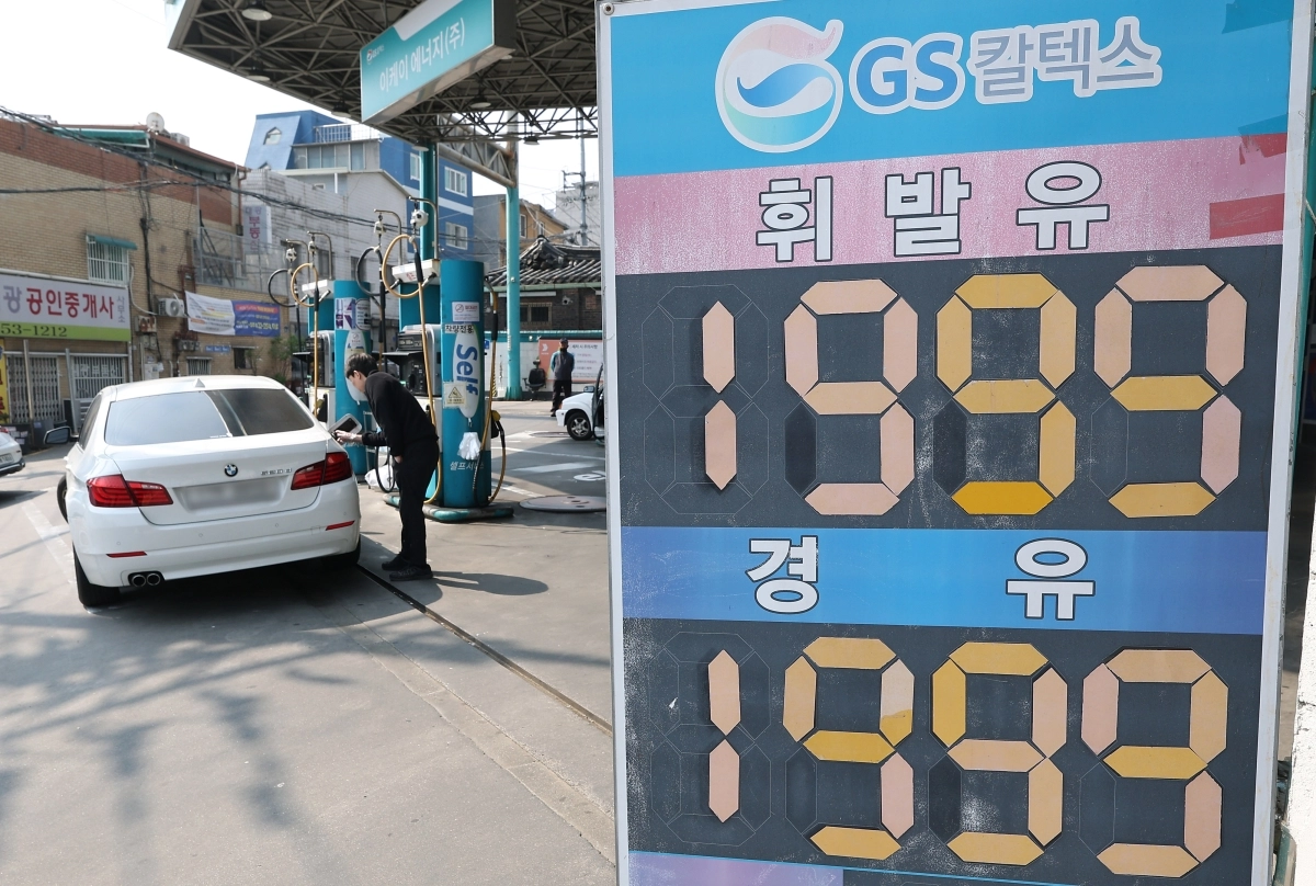 국제 유가 상승세     (서울=연합뉴스) 김성민 기자 = 도널드 트럼프 미국 대통령이 1일(현지시간) 대국민 연설에서 이란과 합의가 이뤄지지 않으면 2∼3주에 걸쳐 이란을 극도로 강하게 타격할 것이라고 경고했다.     국제 유가가 다시 오름세를 보인 2일 서울 시내 한 주유소에 휘발유·경유 가격 안내문이 놓여 있다. 2026.4.2     ksm7976@yna.co.kr