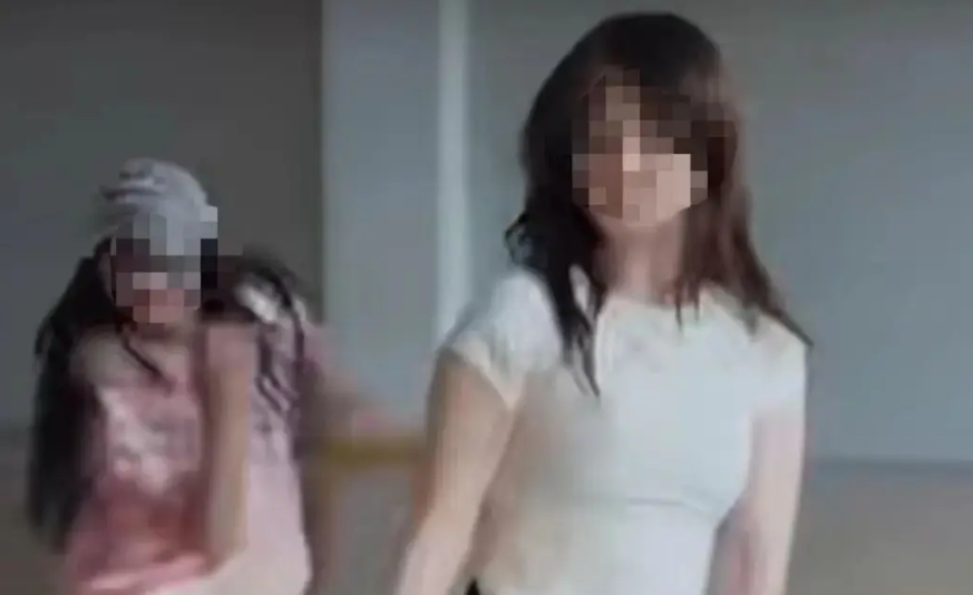 중국의 한 명문대학이 개교 130주년 홍보영상에서 남학생은 개발자(엔지니어)로, 여학생은 엄마로 묘사해 성차별 논란이 일고 있다. 웨이보