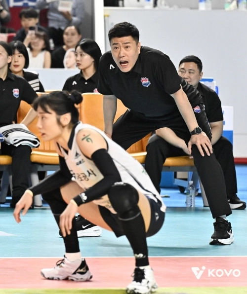 한국도로공사 김영래 감독대행이 1일 경북 김천실내체육관에서 열린 GS칼텍스와의 경기에서 선수들에게 작전을 지시하고 있다. 한국배구연맹 제공