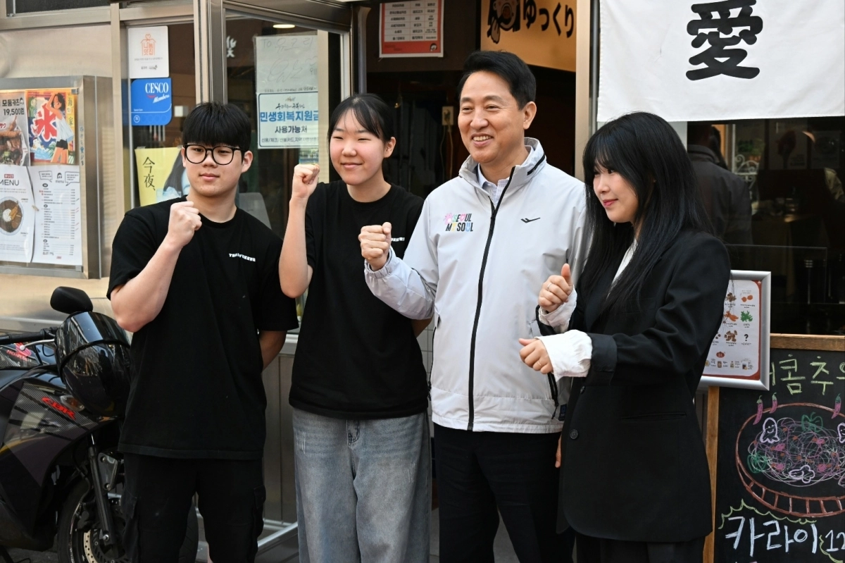 오세훈(왼쪽 세 번째) 서울시장이 2일 도봉구 창동 ‘쌍리단길’에 있는 한 음식점을 찾아 기념 촬영을 하고 있다. 서울시 제공