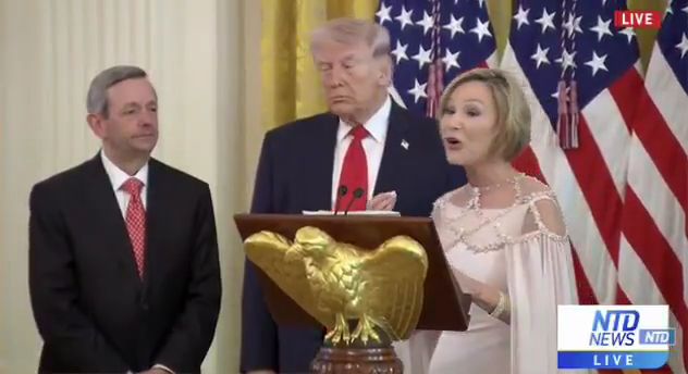 1일(현지시간) 미국 백악관에서 부활절을 맞아 열린 오찬 행사에서 도널드 트럼프 대통령의 종교특별고문인 폴라 화이트가 발언하고 있다. NTD뉴스 캡처