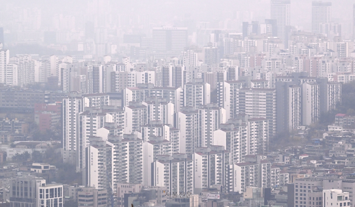 다주택자가 보유한 수도권·규제지역 아파트 담보대출의 만기연장이 원칙적으로 금지 예정인 1일 서울 남산에서 본 서울시내 아파트가 뿌옇게 보이고 있다. 2026.4.1. 도준석 전문기자