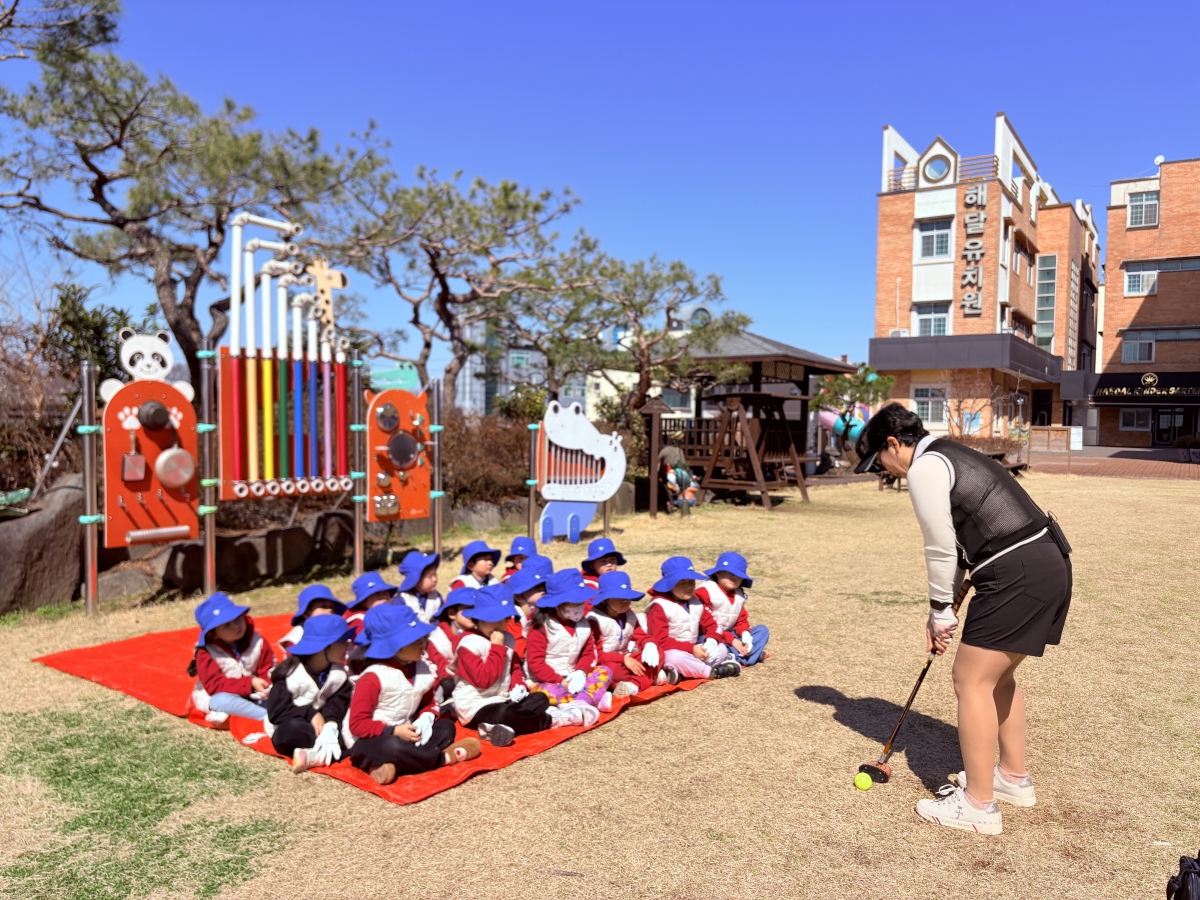 해달유치원의 ‘어린이 파크골프’ 수업은 녹색 공간을 활용한 대표적 특화 프로그램이다. 광주 지역 유치원 최초로 도입돼 체육을 넘어선 통합 교육으로 운영되고 있다.