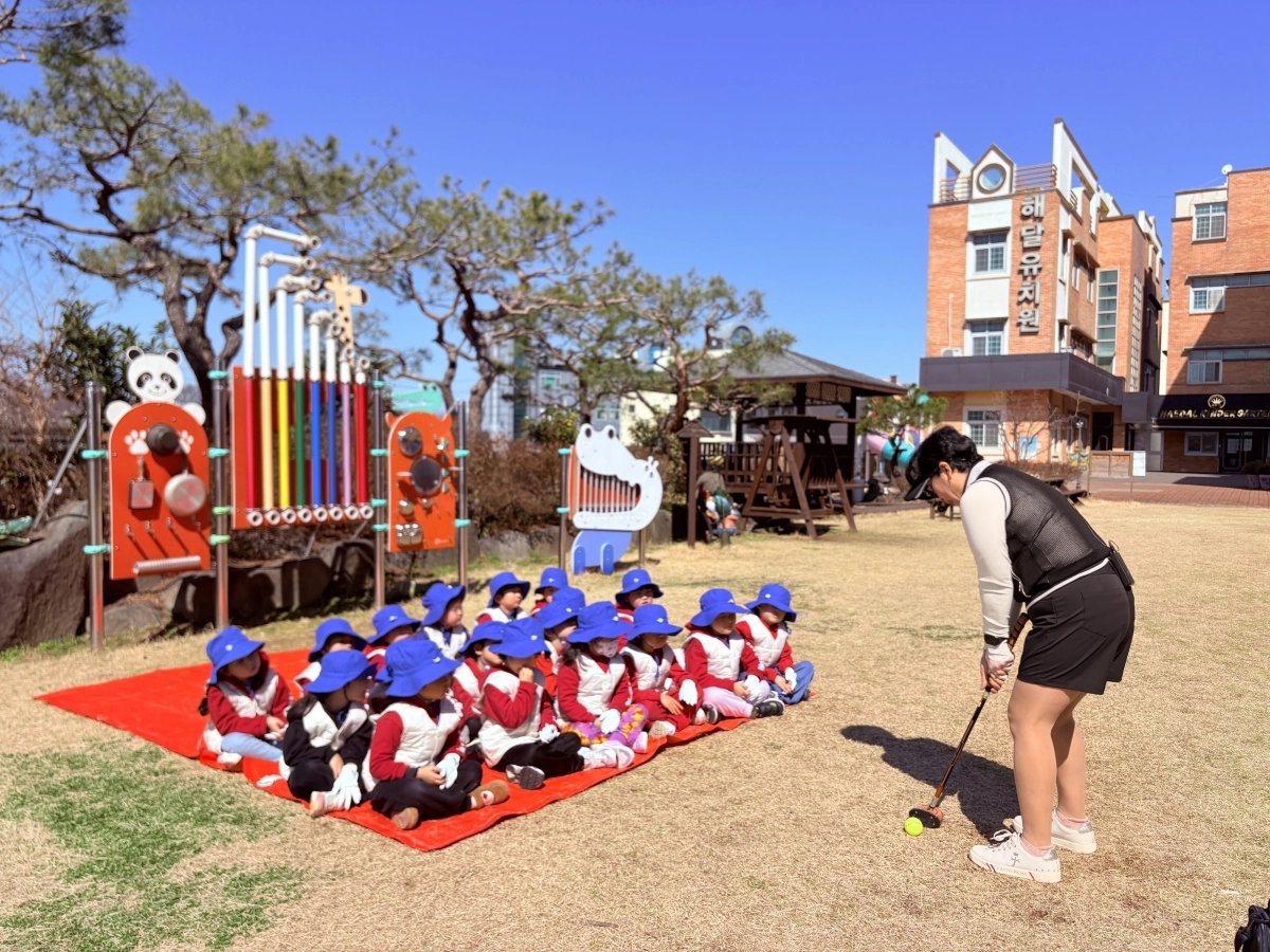 해달유치원의 ‘어린이 파크골프’ 수업은 녹색 공간을 활용한 대표적 특화 프로그램이다. 광주 지역 유치원 최초로 도입돼 체육을 넘어선 통합 교육으로 운영되고 있다.