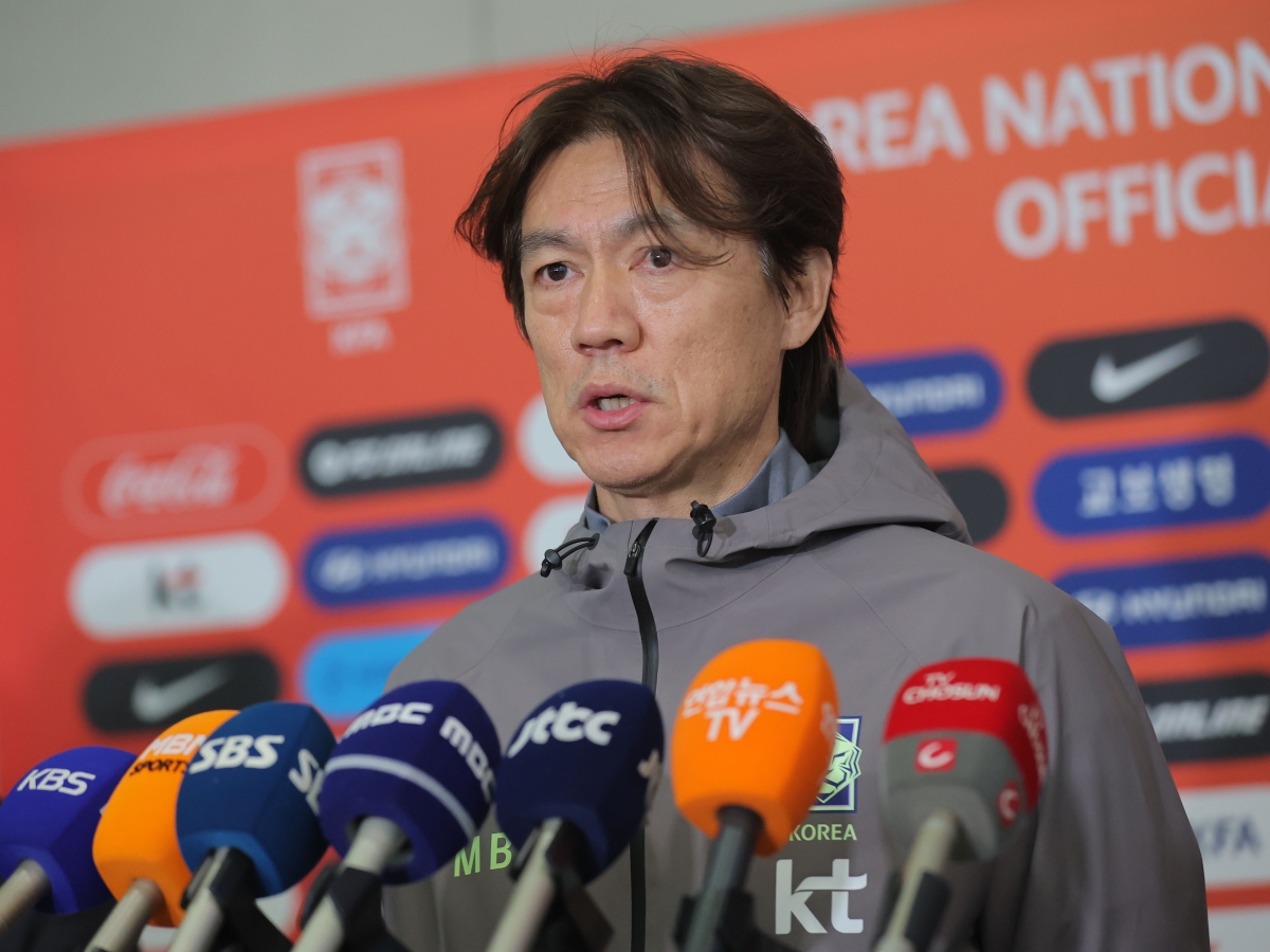 2026 북중미 월드컵을 앞두고 유럽에서 A매치 2연전을 치른 축구 국가대표팀 홍명보 감독이 2일 인천국제공항 제2여객터미널을 통해 귀국해 취재진 질문에 답변하고 있다. 2026.4.2 영종도 연합뉴스