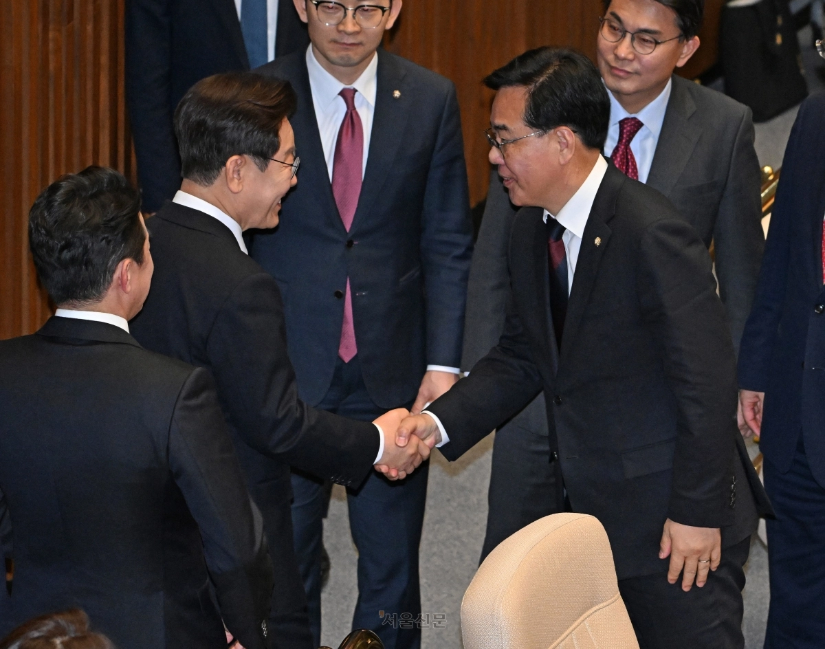 이재명 대통령이 2일 국회 본회의장에서 중동 사태 대응을 위한 추가경정예산안 관련 시정연설을 마친 뒤 송언석 국민의힘 원내대표와 인사를 나누고 있다. 안주영 전문기자
